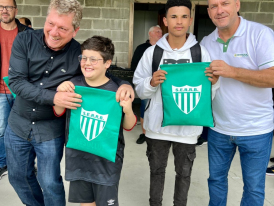 Cermoful entrega kits esportivos para escolinha do Rui Barbosa