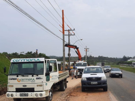 Cermoful desloca posteamento para obras de ampliação de rodovia na Linha Batista